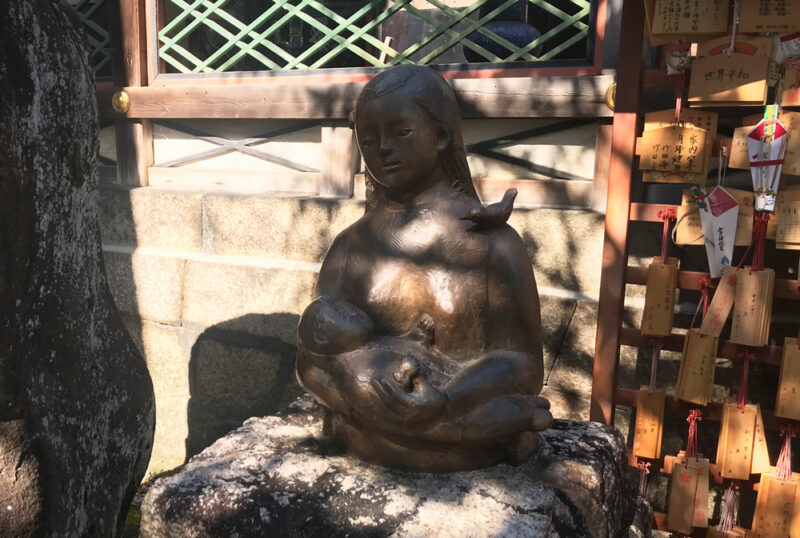 御香宮神社、神功皇后の銅像