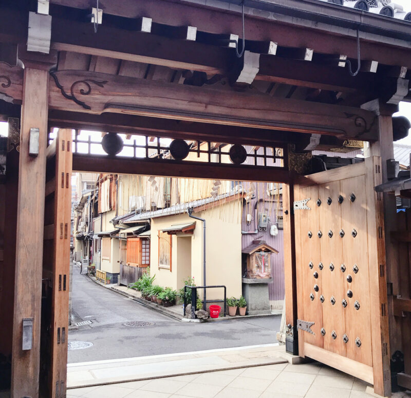 京都えびす神社の裏門