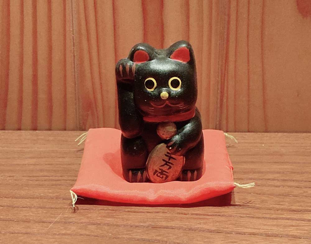 ミニチュアの黒い招き猫