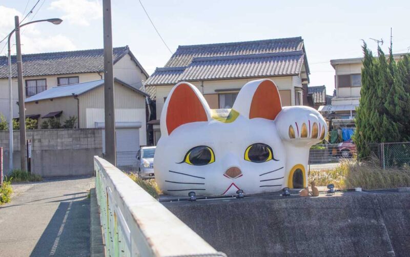 常滑市の巨大招き猫