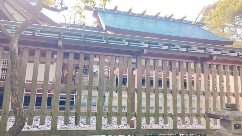 猿田彦神社の本殿を横から見る