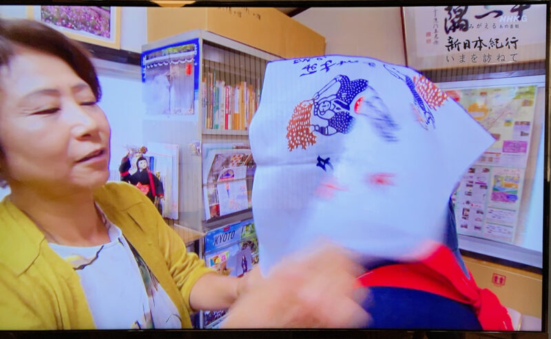 大原女着付け体験の様子　※出典　NHK『新日本紀行 4Kでよみがえるあの番組』
