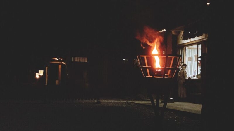 高千穂神社での夜神楽、かがり火をたいてお出迎え