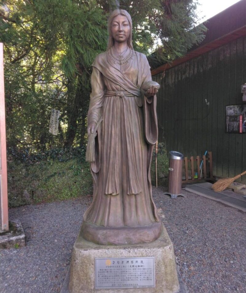 天岩戸神社、入り口に立つ天照大御神の像