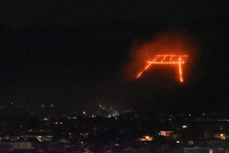 五山送り火の鳥居型、曼荼羅山で赤々と燃える